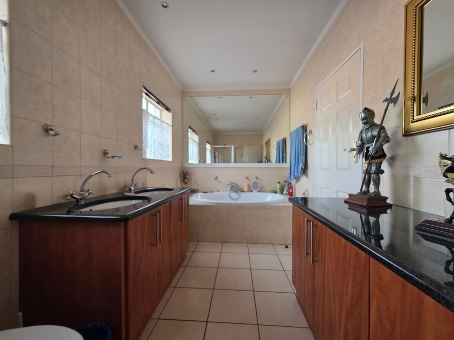 3 Bedroom Property for Sale in Van Der Hoff Park North West